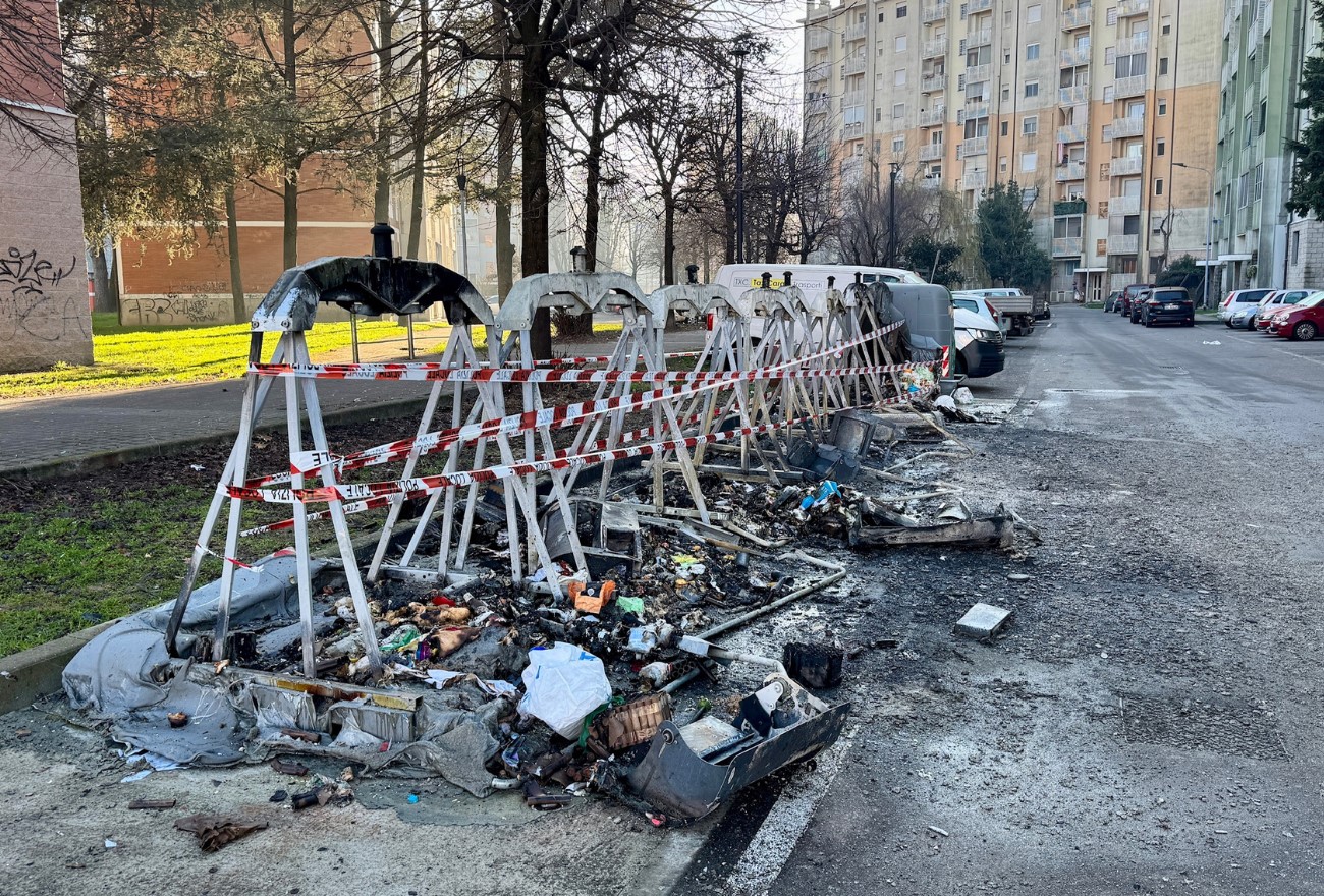 Vandalizzati i cassonetti della raccolta differenziata. La polizia locale individua il responsabile grazie alle telecamere di videosorveglianza