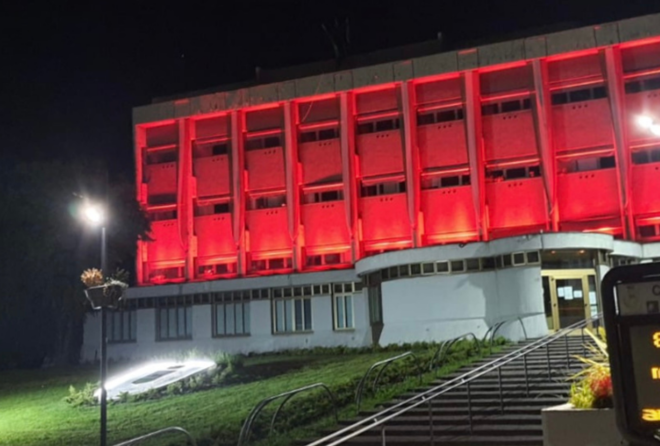 Giornata internazionale contro la violenza di genere. Il Comune si illumina di rosso