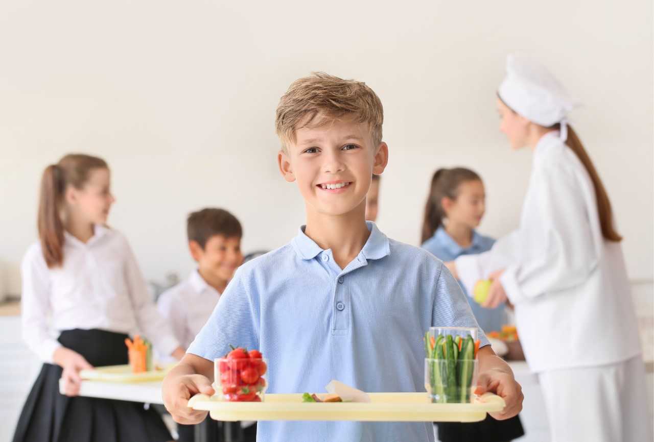 Refezione scolastica gratuita per oltre la metà degli studenti