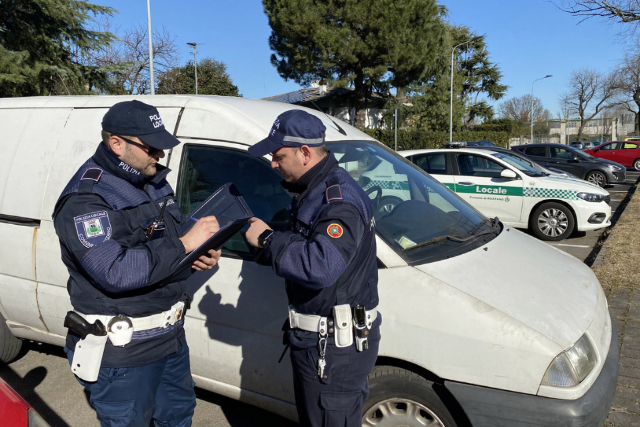 La polizia locale sequestra un furgone carico di merce rubata